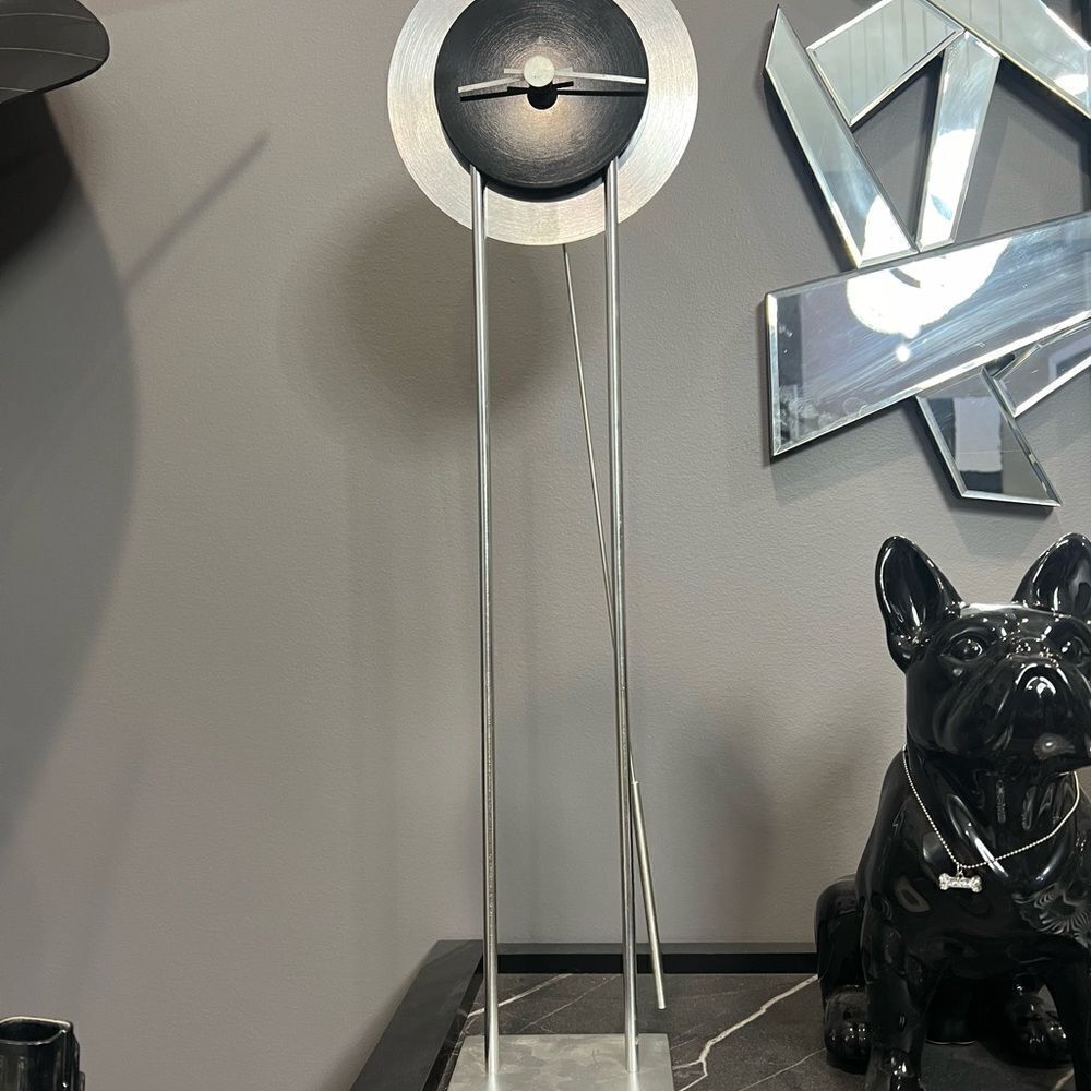 Cool looking table clock - Picture 5 of 8